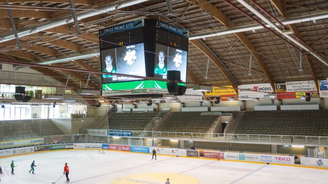 Blick in die Eishalle, einige Personen spielen Hockey auf dem Eis. Blick in die Eishalle, einige Personen spielen Hockey auf dem Eis.