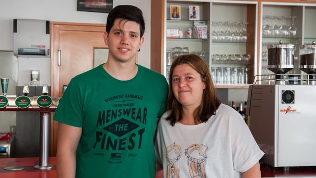 Tiago Ferreira e sia mamma Manuela Flores De Figueiredo fan ir l'ustaria. Tiago Ferreira e sia mamma Manuela Flores De Figueiredo fan ir l'ustaria.