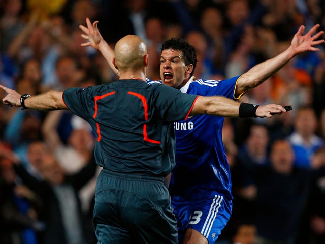 Michael Ballack bedrängt Schiedsrichter Tom Henning Övrebö. Michael Ballack bedrängt Schiedsrichter Tom Henning Övrebö.