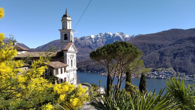Blick auf die Kirche von Vico Morcote, im Hintergrund die verschneite Spitze des Monte Generoso. Blick auf die Kirche von Vico Morcote, im Hintergrund die verschneite Spitze des Monte Generoso.