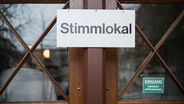 Schild zu einem Stimmlokal Schild zu einem Stimmlokal