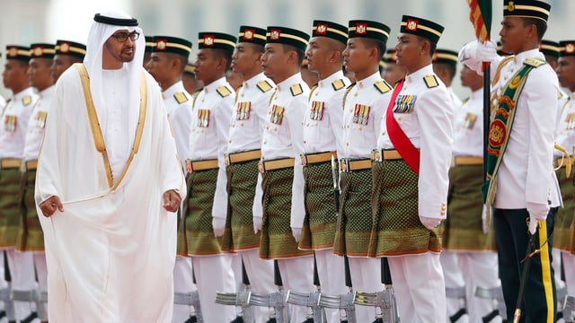 Scheich Muhammad bin Zayid Al Nahyan ist Kronprinz der Vereingten Arabischen Emirate, führt aber faktisch fast alle Amtsgeschäfte. Er lud Maudet nach Abu Dhabi ein. Scheich Muhammad bin Zayid Al Nahyan ist Kronprinz der Vereingten Arabischen Emirate, führt aber faktisch fast alle Amtsgeschäfte. Er lud Maudet nach Abu Dhabi ein.