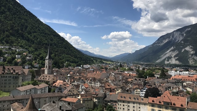Blick über die Stadt Chur mit ein paar Quellwolken über den Bergen. Blick über die Stadt Chur mit ein paar Quellwolken über den Bergen.