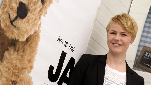 SVP-Nationalrätin freut sich über die klare Annahme der Pädophilen-Initiative am 18. Mai 2014. SVP-Nationalrätin freut sich über die klare Annahme der Pädophilen-Initiative am 18. Mai 2014.
