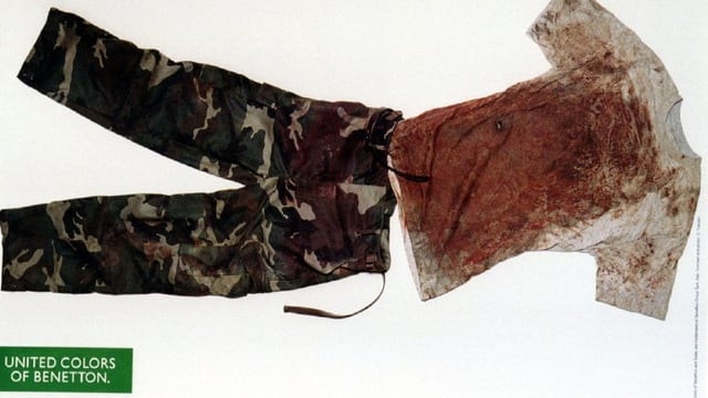 Ein blutverschmiertes T-Shirt und eine Camouflage-Hose. Eine Werbung für Benetton. Ein blutverschmiertes T-Shirt und eine Camouflage-Hose. Eine Werbung für Benetton.