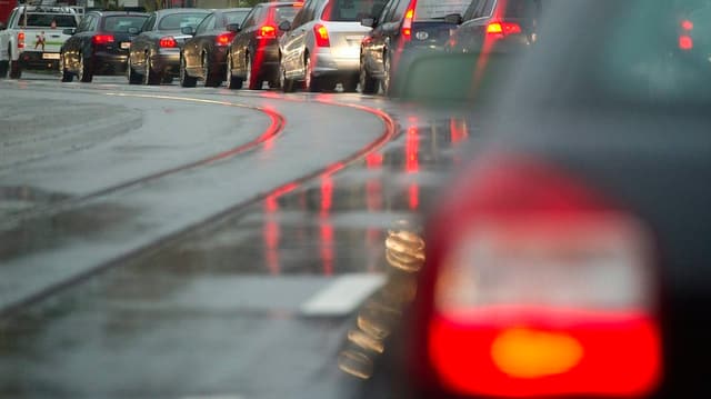 Autos im Stau (Symbolbild) Autos im Stau (Symbolbild)