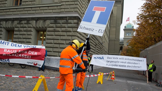 Die Initianten der Rasa-Initiative mit Schildern und in Bauarbeiter-Kleidung. Die Initianten der Rasa-Initiative mit Schildern und in Bauarbeiter-Kleidung.