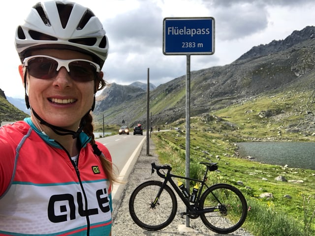 Tamara Bardy neben ihrem Rennvelo und der Ortstafel "Flüelapass". Tamara Bardy neben ihrem Rennvelo und der Ortstafel "Flüelapass".