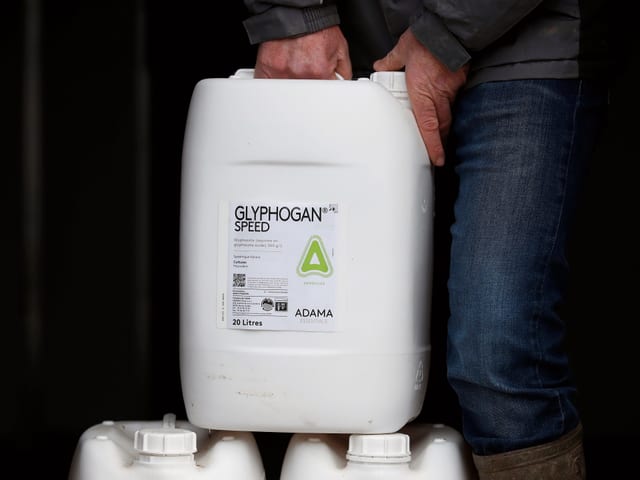 Kanister mit Glyphosat Kanister mit Glyphosat