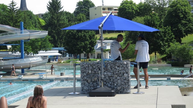 Zwei Bademeister vor Schwimmbecken Zwei Bademeister vor Schwimmbecken