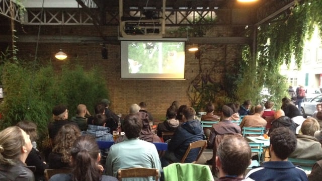 Public Viewing im Wartsaal, Bern. Public Viewing im Wartsaal, Bern.