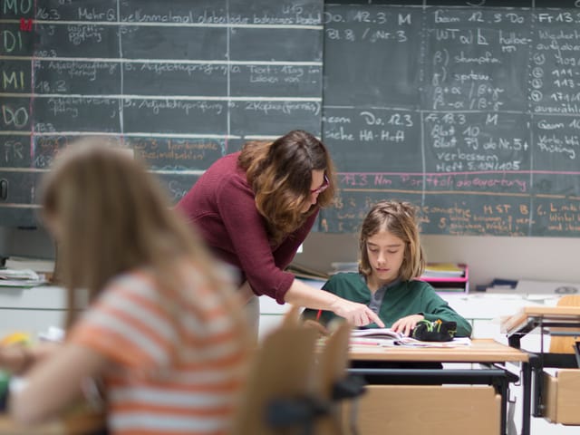Eine Lehrerin mit einem Schüler. Eine Lehrerin mit einem Schüler.
