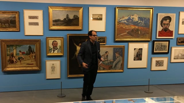 Ein Kunstkurator vor der Bildergalerie. Ein Kunstkurator vor der Bildergalerie.