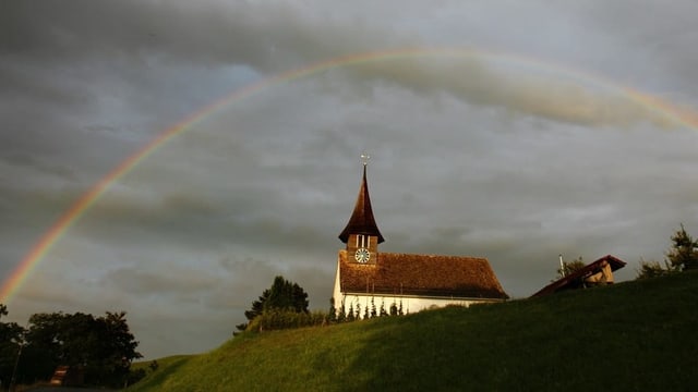 Kirche mit Regenbogen