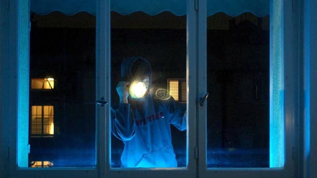 Mann leuchtet in der Nacht mit Taschenlampe in Haus. Mann leuchtet in der Nacht mit Taschenlampe in Haus.