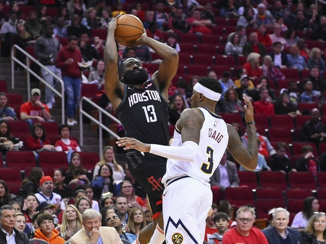 James Harden erzielt mit einem Jump-Shot 2 seiner 35 Punkte. James Harden erzielt mit einem Jump-Shot 2 seiner 35 Punkte.