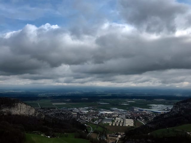 Dunkle Wolkendecke über dem Mittelland.