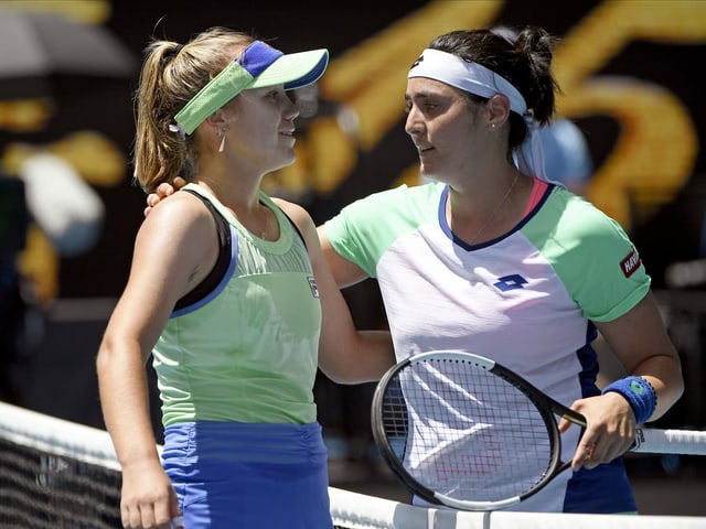 Sofia Kenin (l.) beim Handshake mit Ons Jabeur. Sofia Kenin (l.) beim Handshake mit Ons Jabeur.