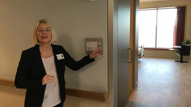 EIngang zu einem Spitalzimmer, Pflegedirektorin Rathgeb EIngang zu einem Spitalzimmer, Pflegedirektorin Rathgeb