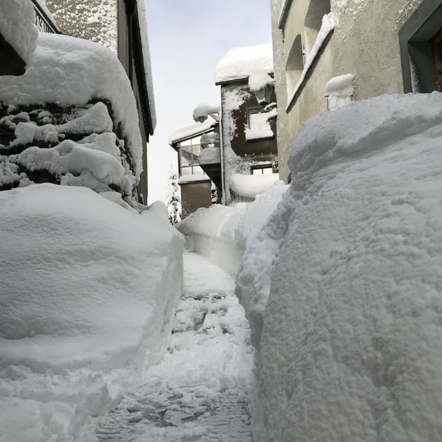 Viel Schnee zwischen den Häusern.