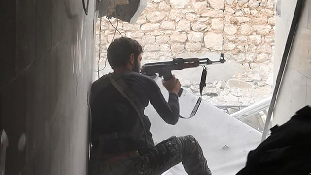 IS-Kämpfer mit Gewehr. IS-Kämpfer mit Gewehr.