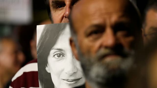 Demonstranten in Nahaufnahme mit Foto von Daphne Caruana Galizia. Demonstranten in Nahaufnahme mit Foto von Daphne Caruana Galizia.
