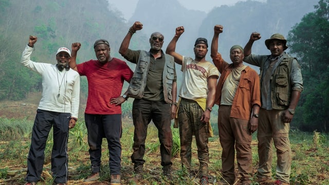 Regisseur Spike Lee posiert auf dem Set von «Da 5 Bloods» mit seinen Darstellern in Black-Power-Pose. Regisseur Spike Lee posiert auf dem Set von «Da 5 Bloods» mit seinen Darstellern in Black-Power-Pose.