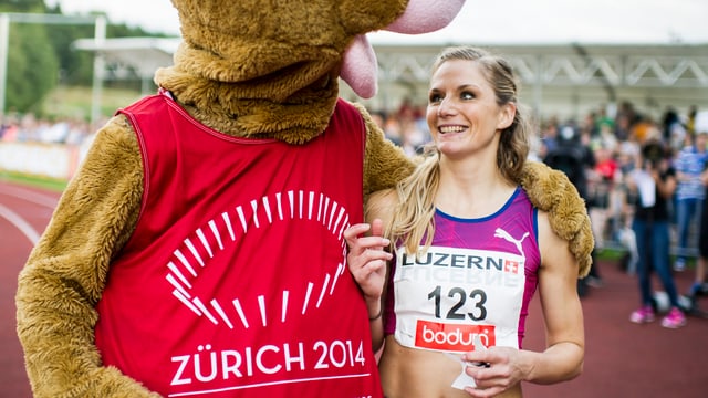 Lisa Urech posiert mit Cooly, dem Maskottchen für die Heim-EM. Lisa Urech posiert mit Cooly, dem Maskottchen für die Heim-EM.