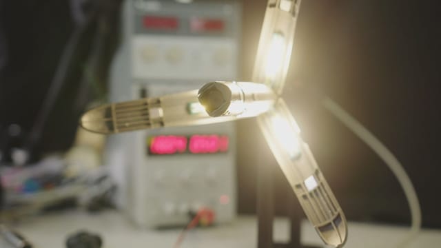 Der aufgeklappte Roboter. Er leuchtet. Der aufgeklappte Roboter. Er leuchtet.