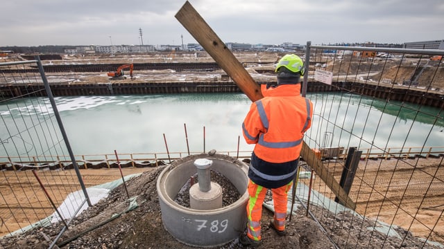 Bauarbeiter auf Baustelle. Bauarbeiter auf Baustelle.