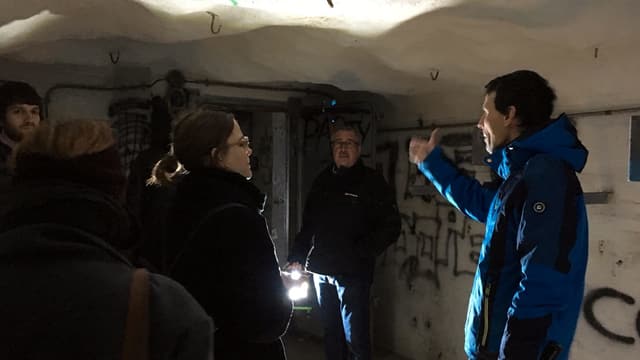 Mehrere Personen mit Taschenlampe in düsteren Räumen. Mehrere Personen mit Taschenlampe in düsteren Räumen.