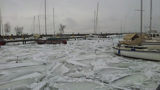 Blick auf den vereisten Hafen und die blockierten Segelschiffe. Blick auf den vereisten Hafen und die blockierten Segelschiffe.