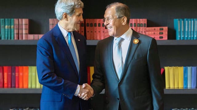 John Kerry und Sergej Lawrow geben sich die Hand John Kerry und Sergej Lawrow geben sich die Hand