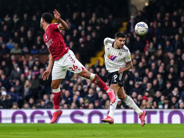 Aleksandar Mitrovic beim Kopfball