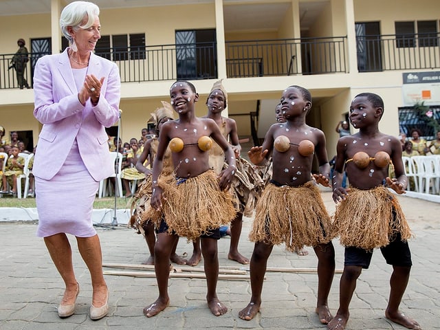 Christine Lagarde tanzt mit afrikanischen Kinder in traditioneller Tracht. (Kamerun, 2016) Christine Lagarde tanzt mit afrikanischen Kinder in traditioneller Tracht. (Kamerun, 2016)