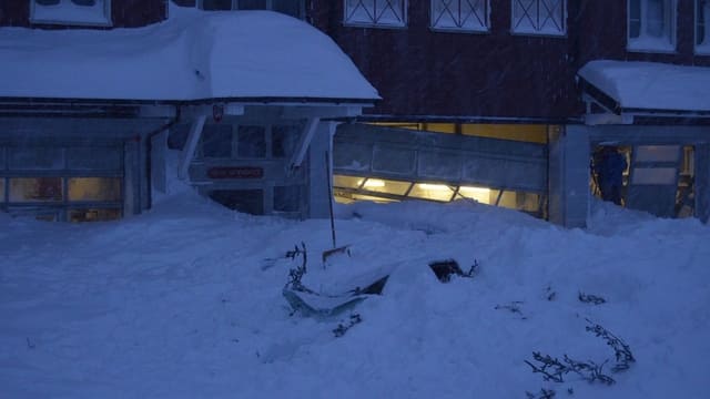 Eingedrücktes Tor beim Haus Eingedrücktes Tor beim Haus