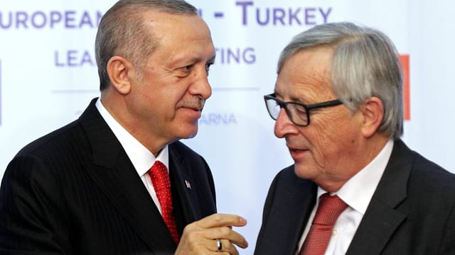Der türkische Präsident Erdogan und EU-Kommissionspräsident Jean-Claude Juncker im Gespräch. Der türkische Präsident Erdogan und EU-Kommissionspräsident Jean-Claude Juncker im Gespräch.