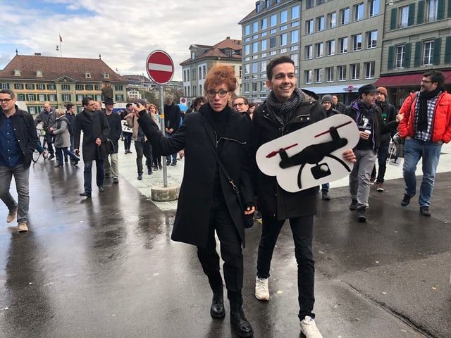 Unterschriften-Aktion mit Plakaten Unterschriften-Aktion mit Plakaten