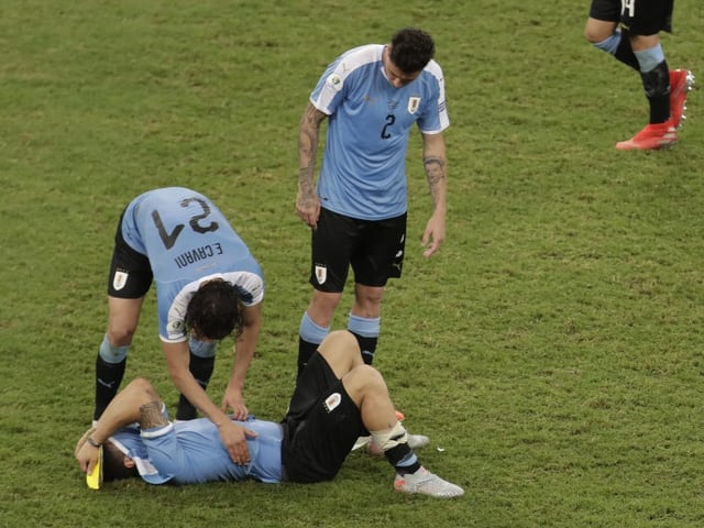 Luis Suarez muss getröstet werden. Luis Suarez muss getröstet werden.