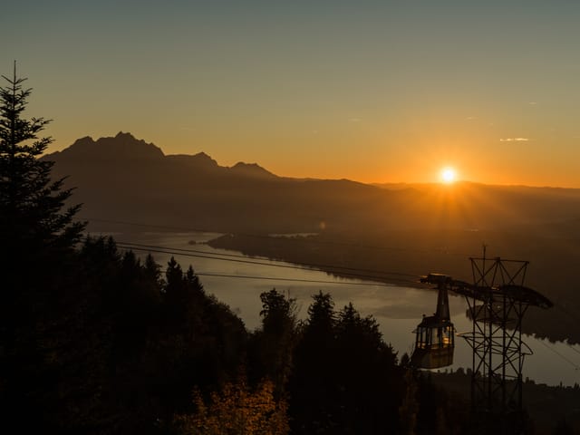 Luftseilbahn, Sonnenaufgang, tief unten der Vierwaldstättersee