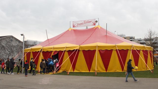 Zirkuszelt, Kinder am Eingang. Zirkuszelt, Kinder am Eingang.