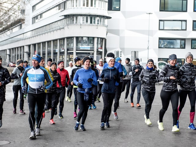 Eine fitte Truppe: Daniela Ryf und Nik Hartmann mit der Läuferschar aus SRF 3-Hörern.