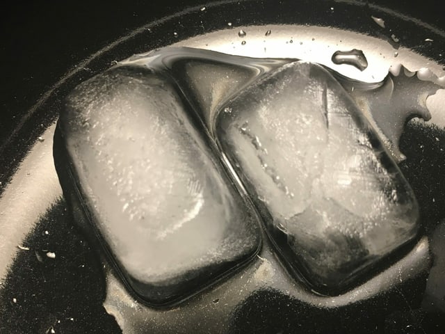 Zwei milchig weisse Eiswürfel aus dem Gefrierschrank Zwei milchig weisse Eiswürfel aus dem Gefrierschrank