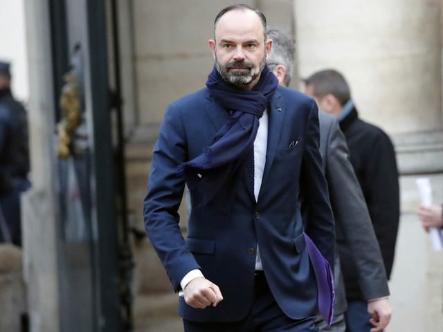 Premierminister Édouard Philippe läuft draussen. Premierminister Édouard Philippe läuft draussen.