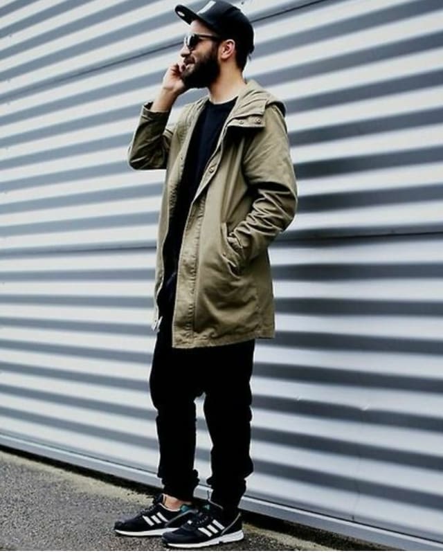 Mann mit Trainerhose und Parka