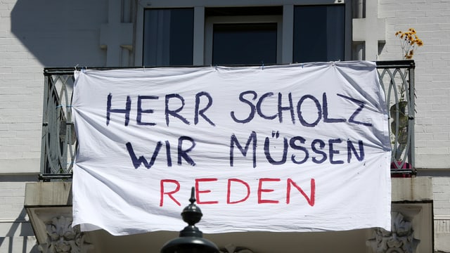 Herr Scholz, wir müssen reden è scritg sin in transparent. Herr Scholz, wir müssen reden è scritg sin in transparent.