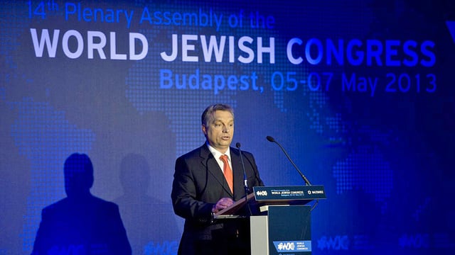 Orban an Rednerpult. Orban an Rednerpult.