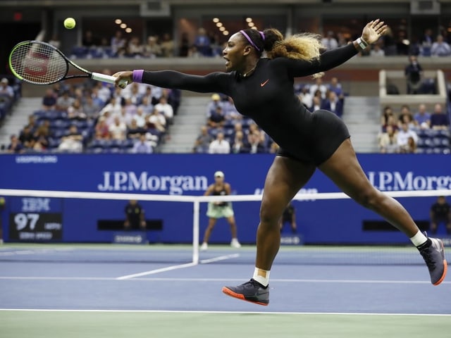 Serena Williams streckt sich nach einem Ball. Serena Williams streckt sich nach einem Ball.