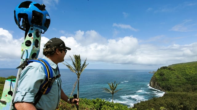 Wanderer mit Google-Rucksack. Wanderer mit Google-Rucksack.