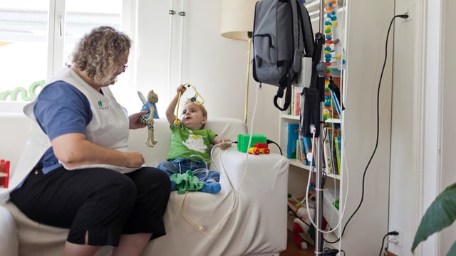 Spitexangestellte bei einem Kind zuhause Spitexangestellte bei einem Kind zuhause